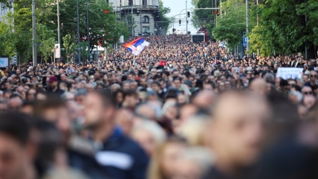 'Ne želim da živim u nasilju': Hiljade građana na protestima u Srbiji nakon masovnih pucnjava