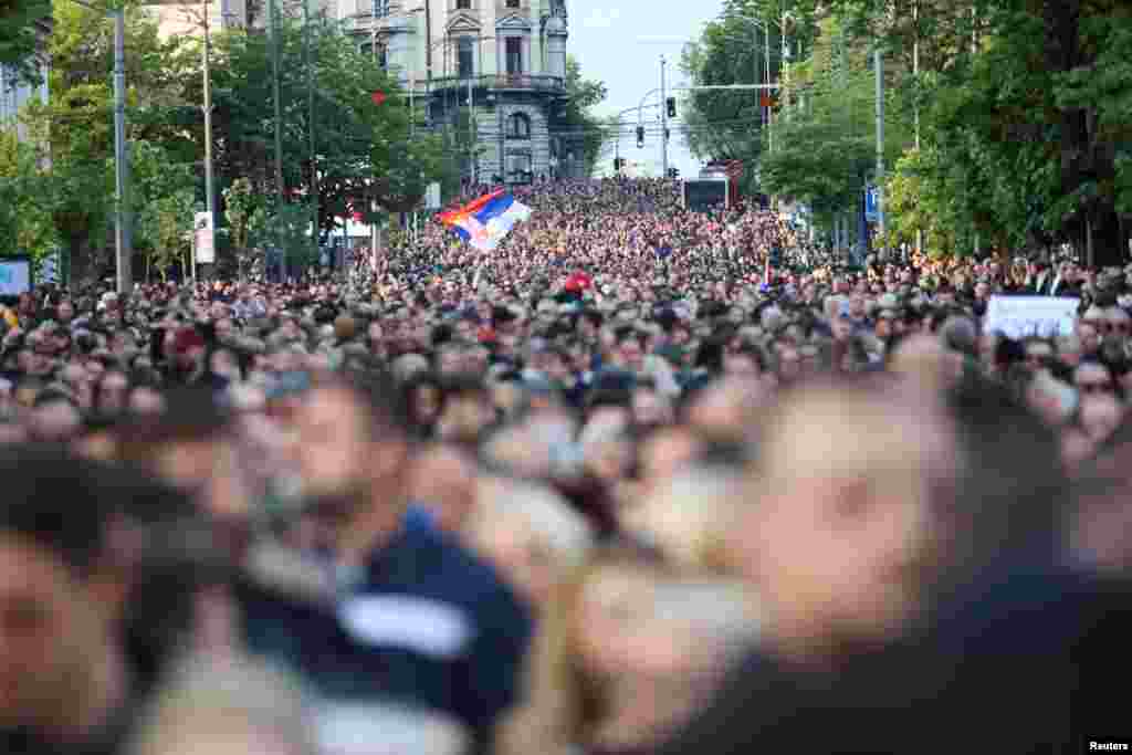 Oni su se na kratko u tišini zaustavili ispred zgrade Predsedništva Srbije, a potom nastavili šetnju.&nbsp;Ka zgradi Vlade Srbije slivalo se iz različitih pravaca nekoliko kolona, a glavnu su od Skupštine predvodili predstavnici opozicije, Beograd, 8. maj.