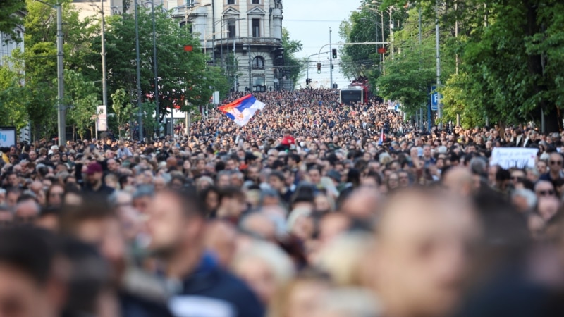 Mijëra njerëz protestojnë kundër dhunës në Serbi pas vrasjeve masive