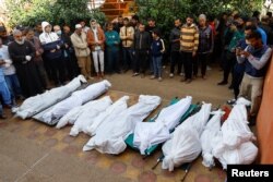 Okupljanje ožalošćenih uoči sahrane Palestinaca ubijenih u izraelskoj raciji, ispred bolnice Naser u Kan Junisu, jug Pojasa Gaze, 10. decembra