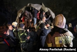 Экстренная эвакуация с затопленной улицы в Евпатории, Крым, 26 ноября 2023 года