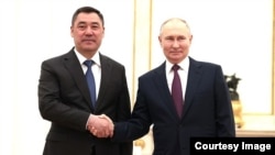 Володимир Путін і президент Киргизстану Садир Жапаров на зустрічі в Москві, 8 травня 2023 року