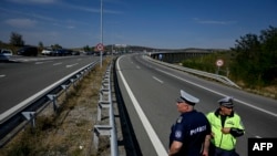 Служители на Пътна полиция на магистрала "Струма"