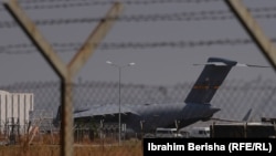 Američki vojni avion na prištinskom aerodromu, 22. 8. 2024.