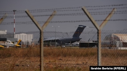 Avioni i ushtrisë amerikane në Aeroportin e Prishtinës më 22 gusht.