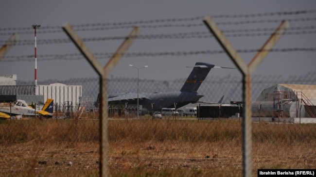 Avioni i ushtrisë amerikane në Aeroportin e Prishtinës më 22 gusht.