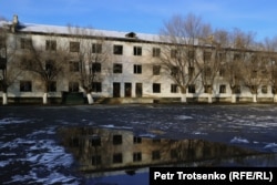 Заброшенное здание в центре города Алатау. Алматинская область, 12 января 2024 года