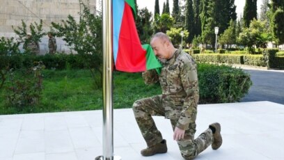 Президентът на Азербайджан Илхам Алиев издигна държавното знаме на Азербайджан