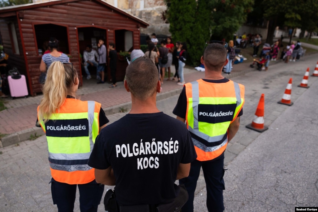 Refugjatët, nën mbikëqyrjen e rojeve civile, ngritën një kamp pranë një stacioni autobusi pasi u dëbuan nga vendet ku ishin strehuar përkohësisht. &nbsp;