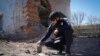 Поліцейський оглядає уламки керованої бомби після удару військ РФ по Харкову, 30 квітня 2024 року
