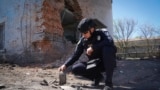 Поліцейський оглядає уламки керованої бомби після удару військ РФ по Харкову, 30 квітня 2024 року