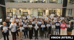  Екипът на RFE/RL в Прага в израз на взаимност със арестуваната журналистка Алсу Курмашева. 8 ноември 2023 година 