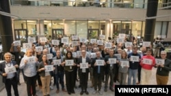Новинарите на Радио Слободна Европа бараат ослободување на нивната колешка, Прага 2023 година