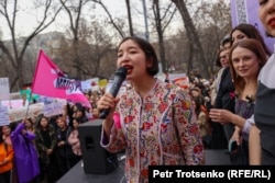Активистка Фариза Оспан на митинге за права женщин в Алматы. 8 марта 2023 года