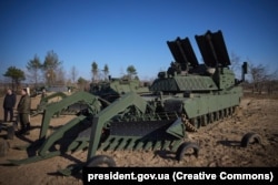 Збройні сили України отримали американську штурмову машину M1150 ABV на базі танка Abrams. Фото від 3 листопада 2023 року