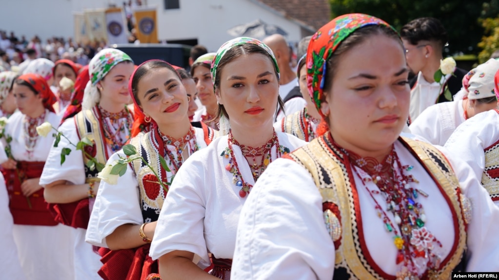 Disa gra me veshje tradicionale kroate gjatë festës.