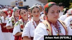 Žene u tradicionalnoj hrvatskoj nošnji tokom proslave.