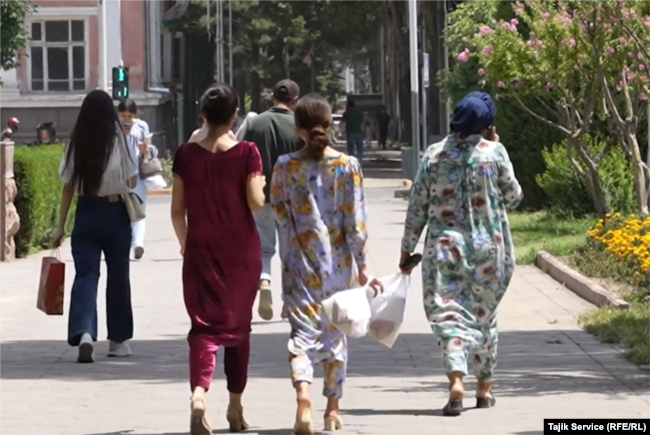 Women wearing traditional Tajik clothes in Dushanbe