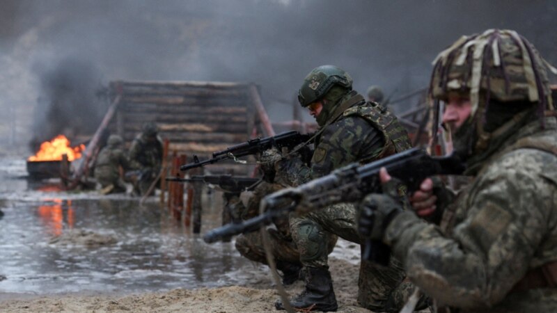 Ukrajinski vojnici prolaze borbenu obuku simulirajući pravu ratnu situaciju 