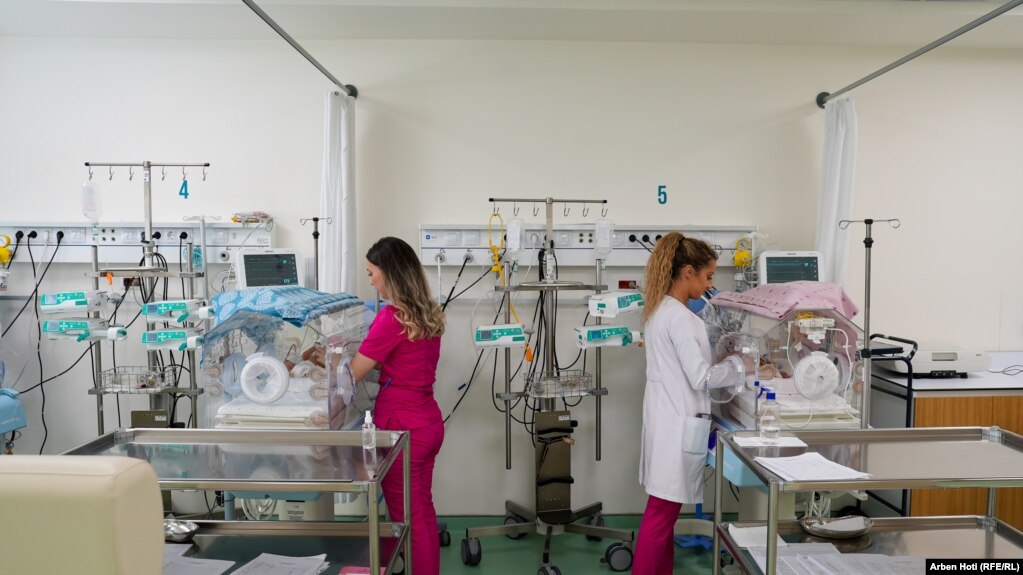 Dy infermiere duke u kujdesur për dy foshnja të porsalindura me probleme shëndetësore.