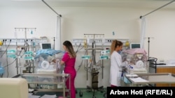 Dy infermiere duke u kujdesur për dy foshnja të porsalindura me probleme shëndetësore.