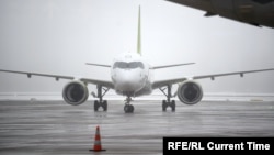 Самолет латвийского национального перевозчика airBaltic в международном аэропорту Риги