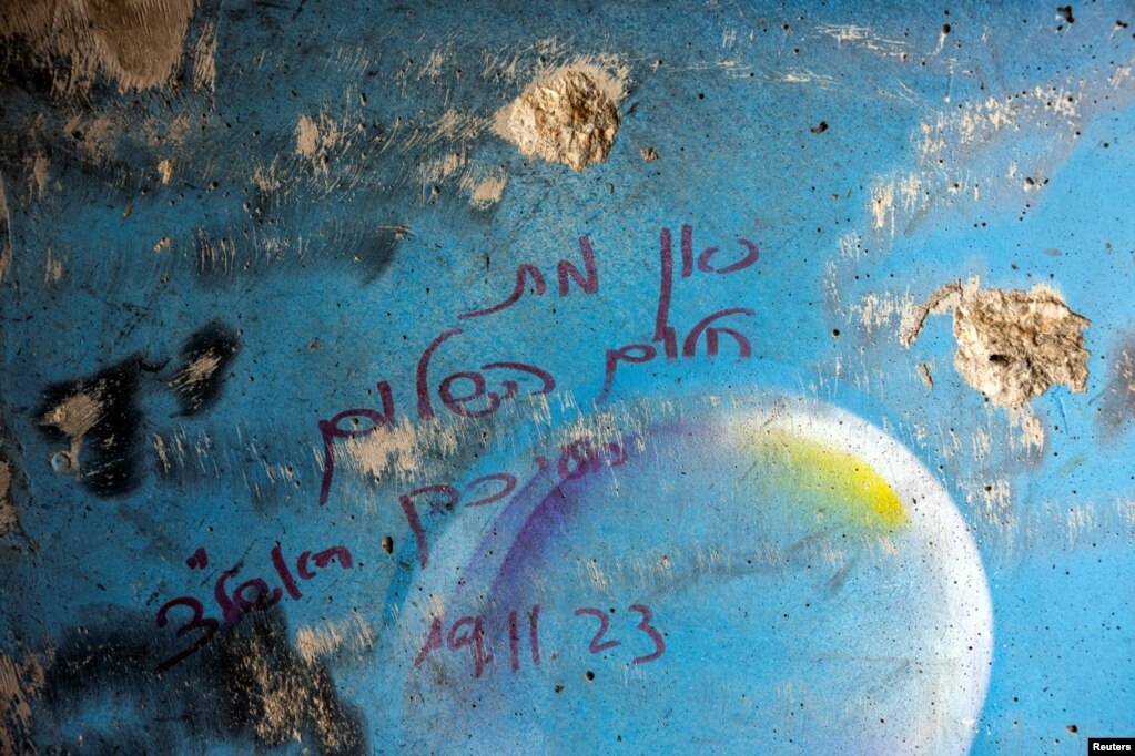 "Këtu vdiq ëndrra e paqes", shkruan në hebraisht në murin e një strehimoreje. 