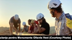 Ambulanța pentru Monumente este un proiect care a început în urmă cu șapte ani. De atunci, zeci de clădiri de patrimoniu aflate în pericol au fost puse în siguranță. În imagini, o echipă a Ambulanței pentru Monumente Oltenia.