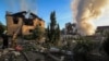 По рускиот напад, пожарникари гаснеа пожар што ги зафати куќите во Харков, 10 мај 2024 г.