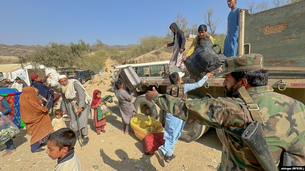 Il personale di sicurezza talebano dirige i rimpatriati afghani dopo che sono entrati in Afghanistan vicino al valico di frontiera di Torkham con il Pakistan il 5 novembre. Si stima che circa 300.000 afghani siano fuggiti dal Pakistan nelle ultime settimane in seguito all'ordine di Islamabad di lasciare il sud a 1,7 milioni di rifugiati e migranti privi di documenti. Un paese asiatico rischierà l’arresto o l’espulsione.