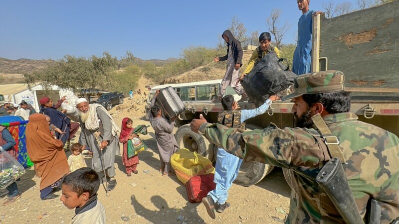 'Sedimo u prljavštini': Avganistanci oterani iz Pakistana muče se da nađu smeštaj