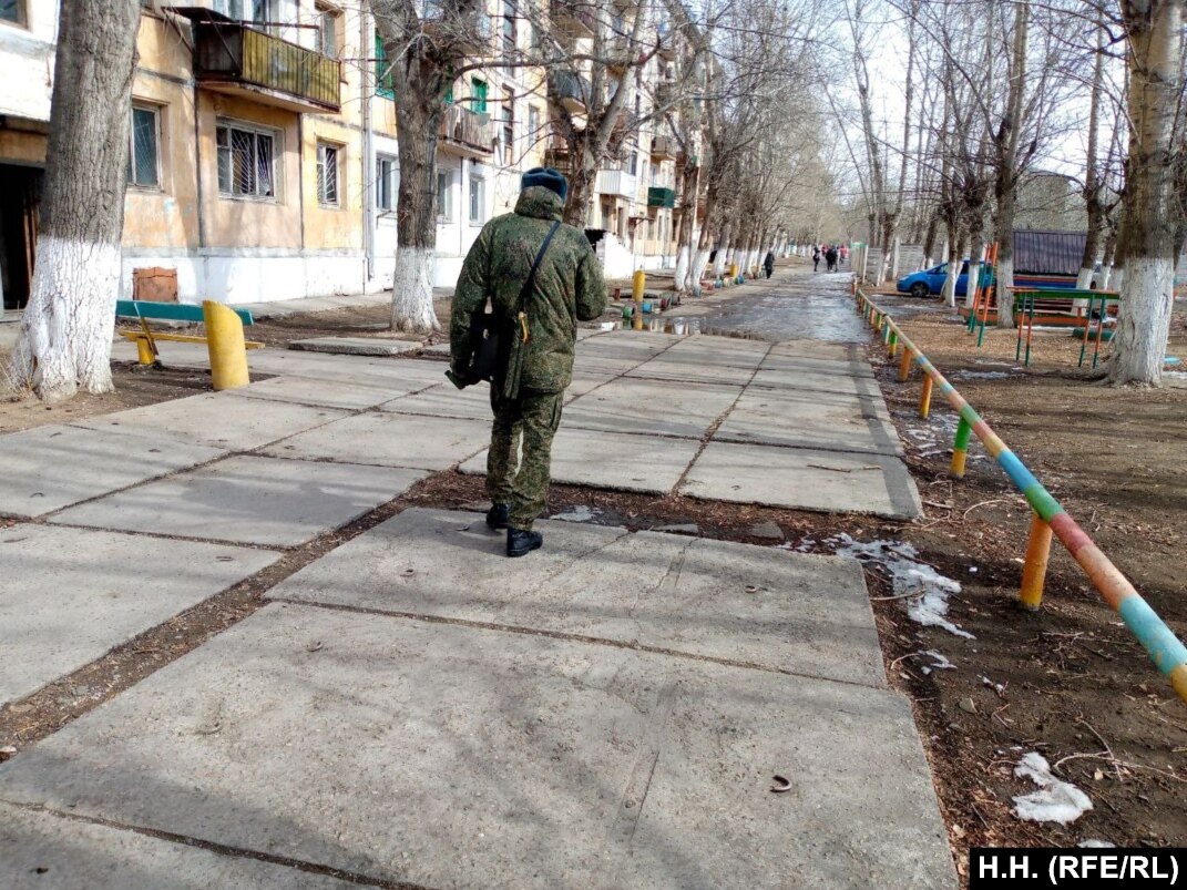 Будто пропах смертью». Как живёт военный городок, поставляющий солдат на  войну в Украине