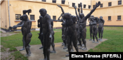 Statui de bărbați și femei dedicate victimelor ucise în închisorile comuniste în timpul dictaturii (1945-1989) impuse de ocupația sovietică (1944-1958). Memorialul Sighet a fost inițiat de Fundația Academia Civică în 1992-1993, sub egida Consiliului Europei. Deocamdată singurul.