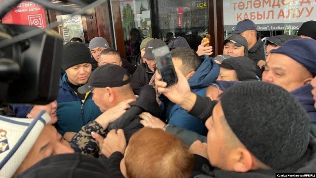 “Дордой” базарында нааразылык акция учурунда чыккан чыр. 30-ноябрь, 2023-жыл.