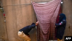 پولیس پاکستان در حال بازرسی یک منزل پناهجویان 