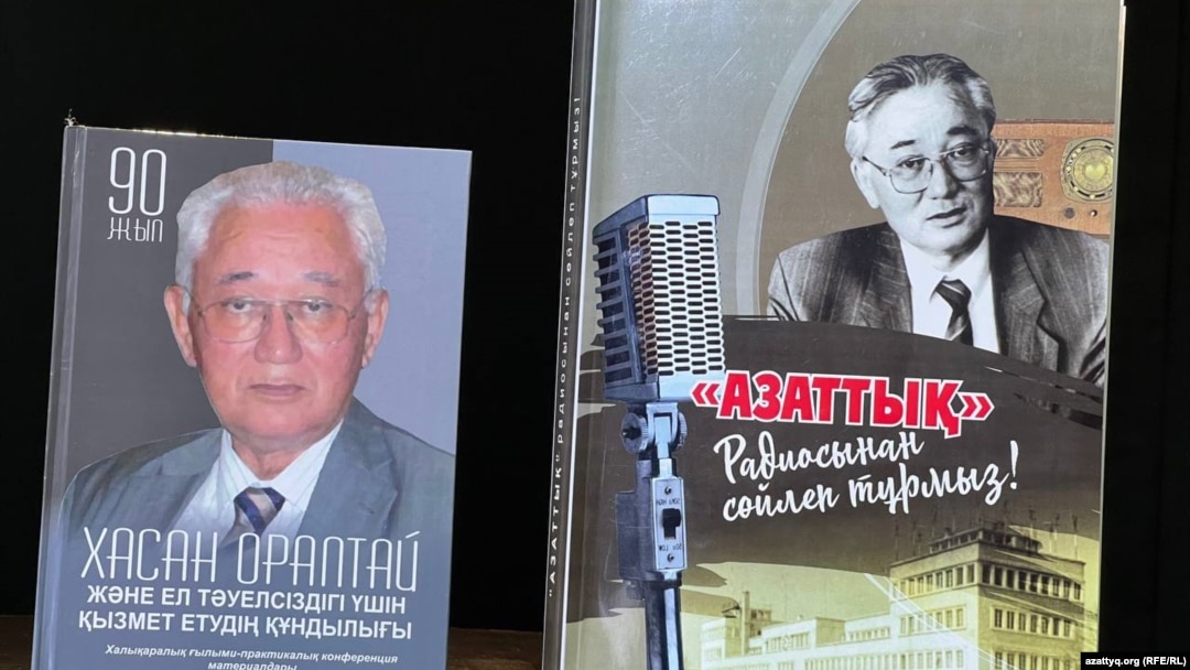 Қатты кеудесі бар жалаңаш, әдемі брюнеткалардың фотосуреттері Анамның сиськи, киска және ұлы