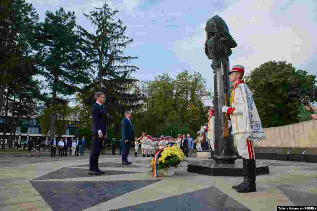 Acolo, președintele Parlamentului Igor Grosu și premierul Dorin Recean au depus flori la Memorialul &bdquo;Maica Îndurerată&rdquo;, monument instalat în memoria celor decedați în războiul de pe Nistru, în 1992. Președinta Maia Sandu nu a participat la manifestările publice din cauza infectării cu Covid-19.&nbsp;Șefa statului va susține un discurs de felicitare pe scena din PMAN în jurul orei&nbsp; 21:35, în format video.&nbsp;&nbsp;