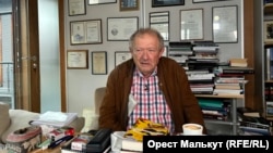 Адам Міхнік – польський громадсько-політичний діяч, журналіст, видавець, дисидент і політвʼязень часів Польської народної республіки