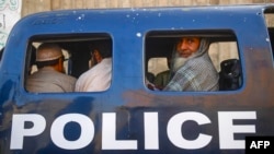 تعدادی از مهاجرین افغان که در پاکستان بازداشت شده اند 