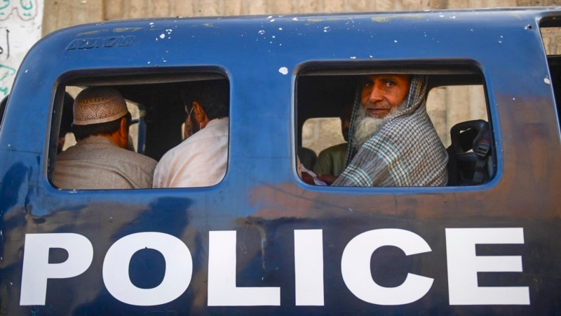 پولیس پاکستان هفده مهاجر ازبک تبار افغانستان را بازداشت و زندانی کرده است 