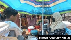 شیرین که چند سال قبل از ولایت بلخ به هرات سفر آمده، اکنون که شوهرش بیکار است، او با پختن و فروختن آشک و منتو در شهر هرات مخارج خانوادۀ ۱۰ نفریاش را پیدا کند.
