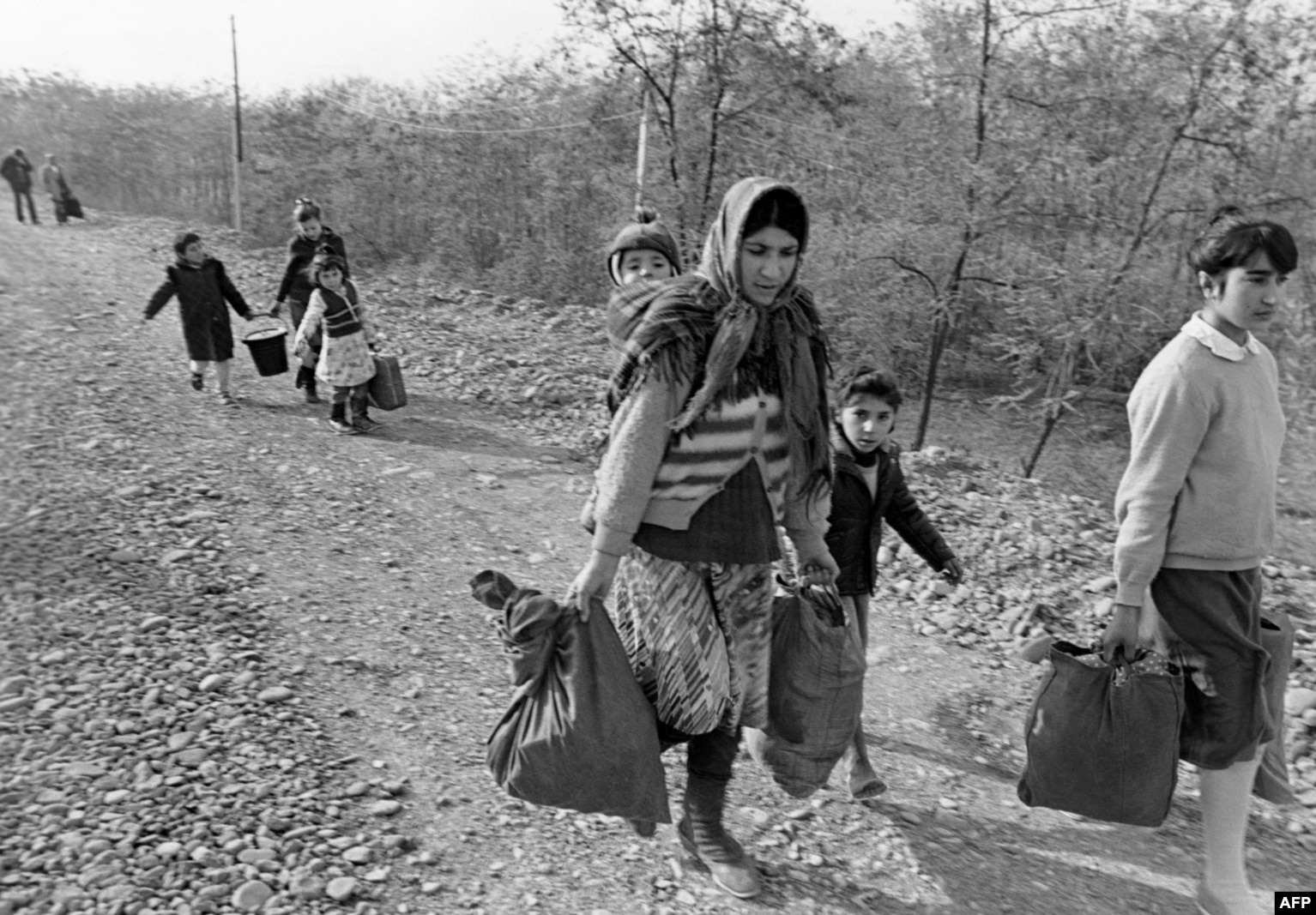 Refugjatët armenë duke u larguar nga fshatrat në Azerbajxhan në dhjetor të vitit 1988 gjatë luftës së Nagorno-Karabakut.