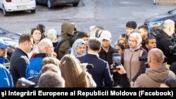 Refugiați moldoveni din Gaza întâmpinați la Chișinău de premierul Dorin Recean, luna trecută. (Sursă: MAEIE Moldova) 