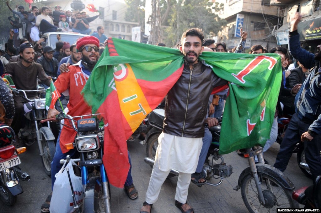 Mbështetësit e PTI-së mblidhen gjatë një tubimi zgjedhor në Hyderabad. Gjykata e Lartë e Pakistanit më 13 janar ia ndaloi PTI-së të përdorë simbolin e saj tradicional elektoral në pengesën më të fundit të vendosur ndaj liderit të burgosur Imran Khan, para zgjedhjeve të përgjithshme.