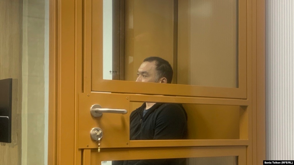 Казахстанский художник Даурен Макин в суде первой инстанции. Астана, 27 апреля 2023 года