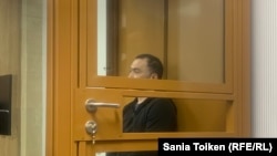 Казахстанский художник Даурен Макин в суде первой инстанции. Астана, 27 апреля 2023 года