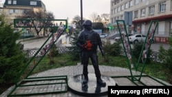 Инсталляция с символами войны против Украины у памятника «вежливому человеку» в Белогорске, ноябрь 2023 года