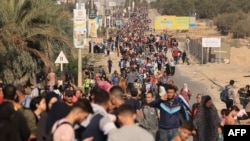 Палестинци, бягащи от град Газа и други северни части на Ивицата Газа към южните райони, вървят по магистрала на фона на продължаващите боеве между израелската армия и палестинската ислямистка групировка Хамас, 9 ноември 2023 г.