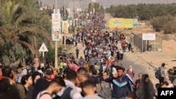 Газа тилкесинин түндүгүнөн түштүгүнө чыгып кетүүгө аргасыз болгон палестиндер. 9-ноябрь, 2023-жыл.