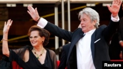 კლაუდია კარდინალე და ალენ დელონი კანის კინოფესტივალზე. 2010 წლის მაისი